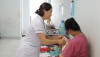 Nhân viên y tế TTYT Quy Nhơn hướng dẫn người mẹ cho trẻ bú sữa mẹ đúng cách sau sinh và bú hoàn toàn trong 6 tháng đầu. (ảnh Hạnh Nga)