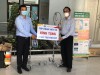 Lãnh đạo Sở Y tế tiếp nhận 2 máy thở oxy của Tập Đoàn Việt Úc trao tặng.