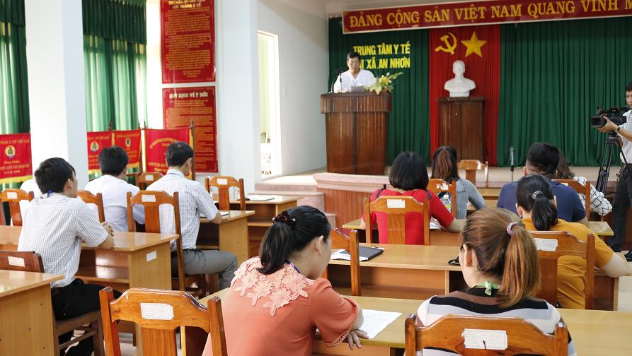 Đoàn giám sát của Quỹ Phòng, chống tác hại thuốc lá - Bộ Y tế đang làm việc tại TTYT An Nhơn