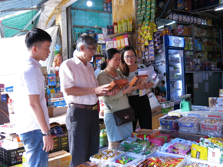 Đoàn thanh tra kiểm tra chuyên ngành ATTP  kiểm tra tại các cơ sở kinh doanh, chế biến thực phẩm