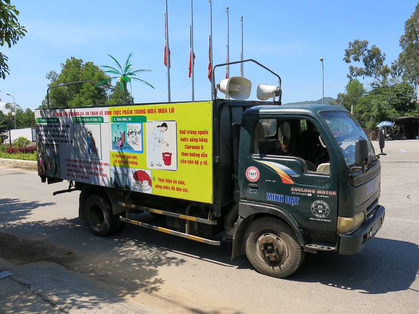 Tuyên truyền lưu động bảo đảm an toàn thực phẩm, phòng chống dịch bệnh mùa bão, lũ tại huyện Hoài Ân.