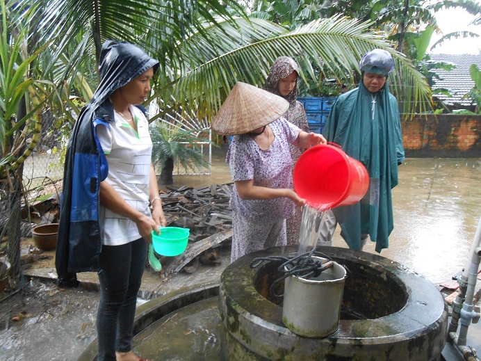 Cán bộ y tế hướng dẫn người dân xử lý nước sinh hoạt phòng chống dịch bệnh trong mùa mưa bão