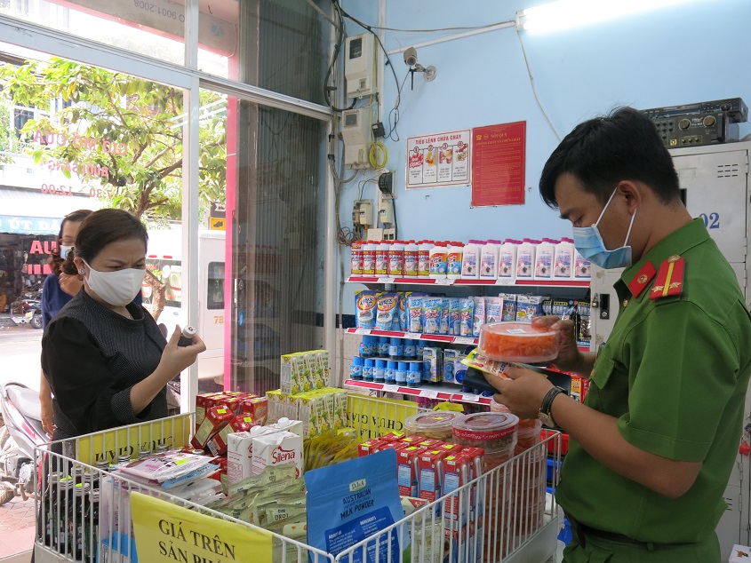 Đoàn kiểm tra liên ngành ATTP tỉnh kiểm tra các cơ sở sản xuất, chế biến và kinh doanh thực phẩm trong Tháng hành động vì ATTP năm 2020. (Ảnh Thùy Vy)