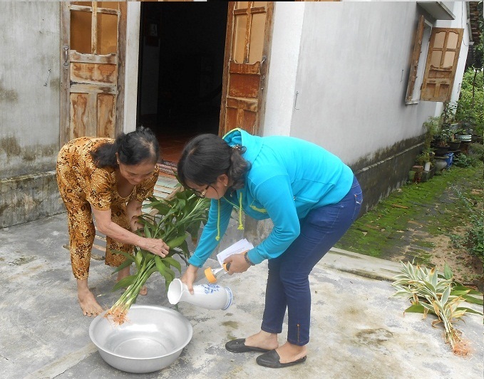 Diệt bọ gậy/ lăng quăng là biện pháp hữu hiệu nhất để ngăn chặn dịch sốt xuất huyết lây lan trong cộng đồng (Ảnh Thùy Vy)