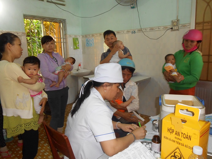 Cần đưa trẻ đi tiêm phòng vắc xin đầy đủ theo lịch Chương trình tiêm chủng mở rộng để phòng bệnh cho trẻ (Ảnh Thùy Vy)