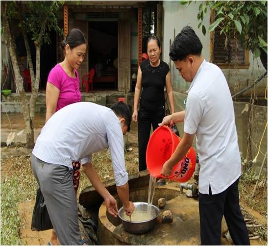 Hướng dẫn người dân xử lý nguồn nước để ăn, uống và sinh hoạt bảo vệ sức khỏe nhân dân trong tình hình thời tiết nắng nóng, hạn hán, xâm nhập mặn (Ảnh Thùy Vy)