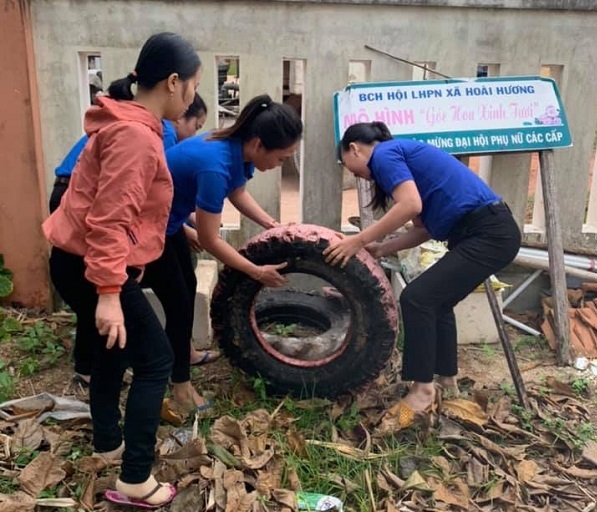 Các cơ sở Đoàn trong huyện Hoài Nhơn phối hợp với học sinh các trường ra quân diệt lăng quăng, bọ gậy, phát tờ rơi tuyên truyền phòng chống dịch SXH đến tận hộ gia đình (Ảnh Thu Phương)