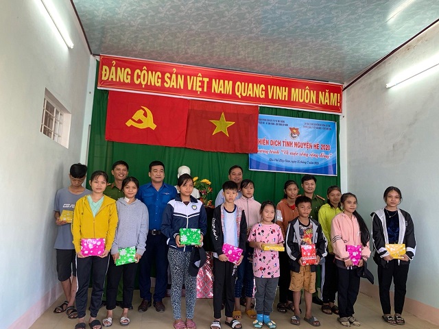 Các chi đoàn Thanh niên tặng quà cho cho các em học sinh có hoàn cảnh khó khăn, vượt khó học giỏitại Khu phố Hiệp Giao, thị trấn Vân Canh, huyện Vân Canh.(Ảnh Thanh Hân)