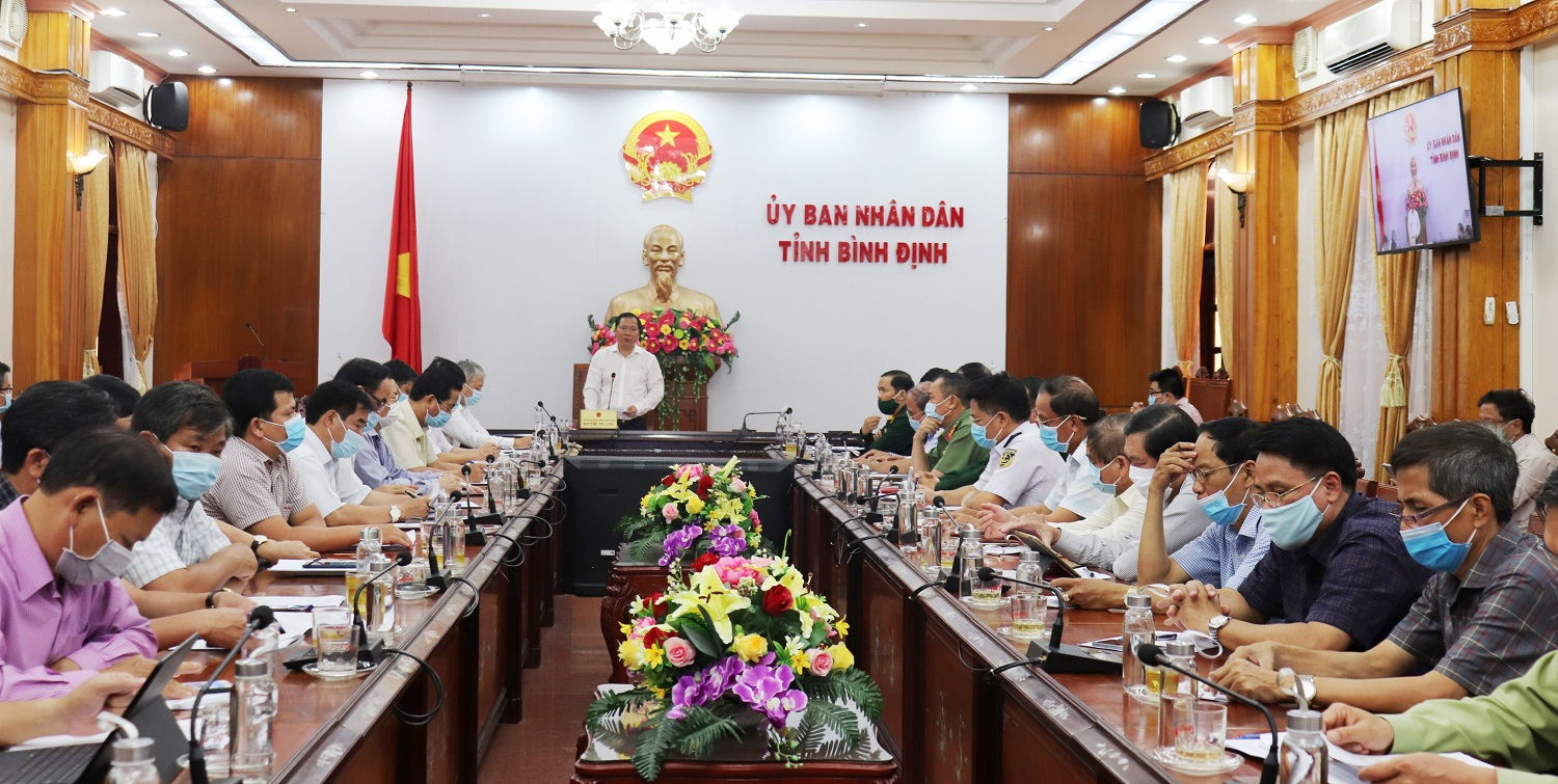 Chủ tịch UBND tỉnh Nguyễn Phi Long - Trưởng Ban phòng, chống dịch của tỉnh Bình Định chỉ đạo trong Hội nghị (Ảnh: Thu Hiền)