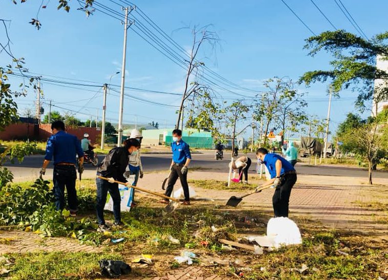 Thanh niên Chi đoàn Trung tâm Kiểm soát bệnh tật tỉnh tham gia dọn vệ sinh môi trường trước, trong khung viên cơ quan