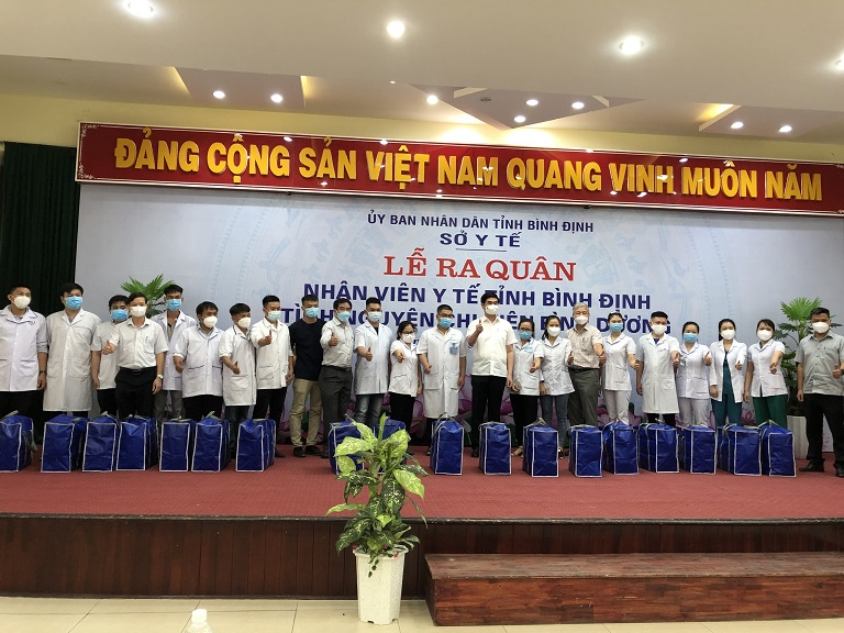 Phó Chủ tịch UBND tỉnh Lâm Hải Giang cùng Giám đốc Sở Y tế Ông Lê Quang Hùng chụp hình lưu niệm cùng  Đoàn công tác hỗ trợ tỉnh Bình Dương chống dịch Covid-19 (Ảnh: Thu Phương)