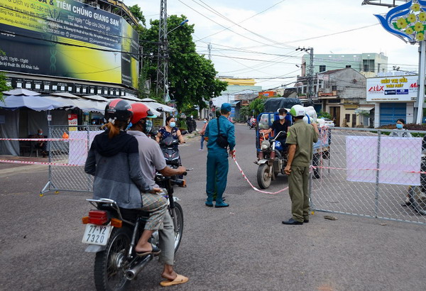 Lực lượng chức năng kiểm soát người và phương tiện tại một chốt kiểm soát dịch tại  phường Bình Định.  (Ảnh: Nguồn Đài TT thị xã An Nhơn)