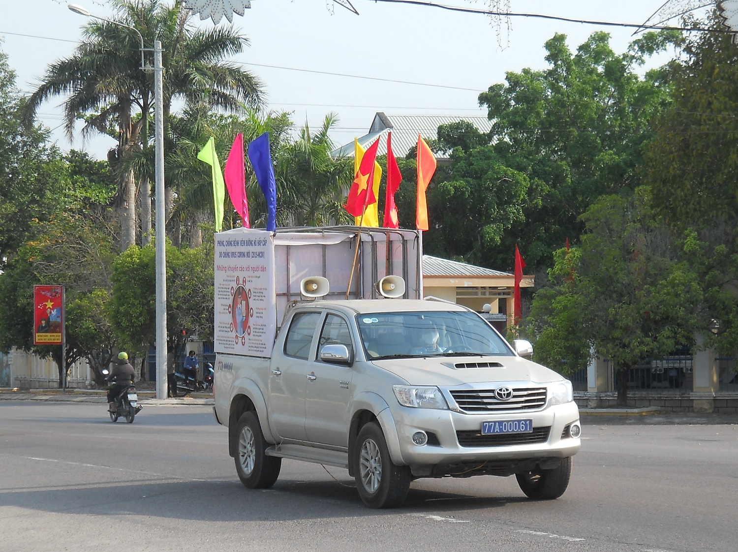 Xe trung tâm VH - TT - TT huyện đi tuyên truyền lưu động phòng chống dịch covid 19 trên địa bàn huyện