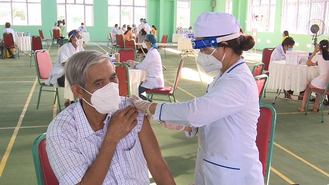 Nhân viên y tế huyện Phù Cát tiêm phòng COVID-19 cho các đối tượng theo quy định tai dịa bàn huyện. (ảnh Trường Giang)