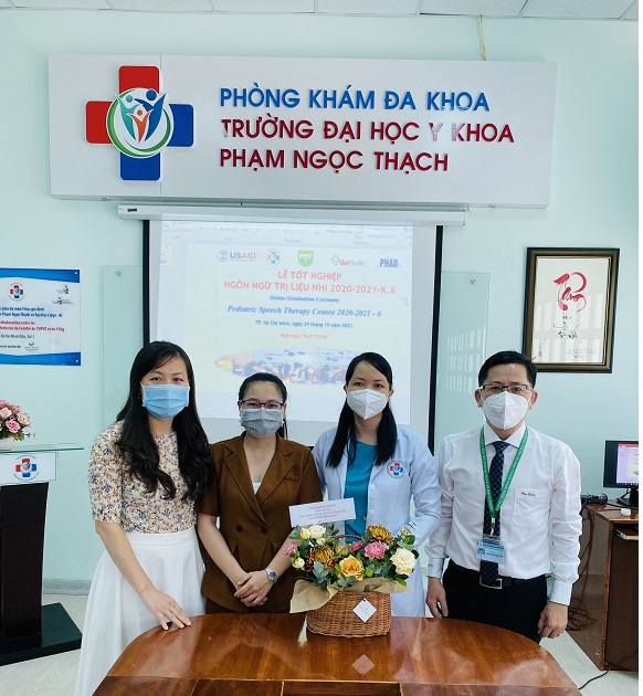 Hình Đầu cầu trực tiếp Lễ bế giảng tại Phòng khám Đa khoa Trường Đại học Y khoa Phạm Ngọc Thạch