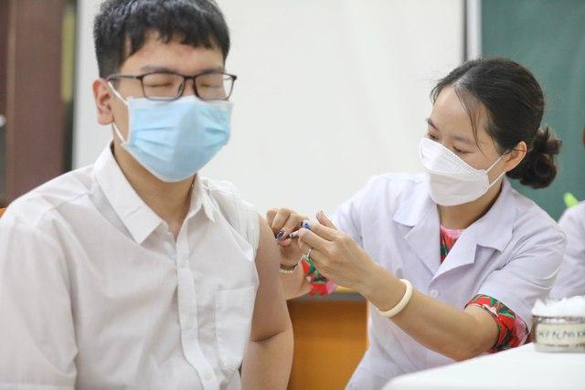 Các chuyên gia tiếp tục nhấn mạnh, tiêm vaccine vẫn là biện pháp chiến lược quan trọng nhất, quyết định trong phòng, chống dịch COVID-19 - Ảnh: VGP/Hiền Minh