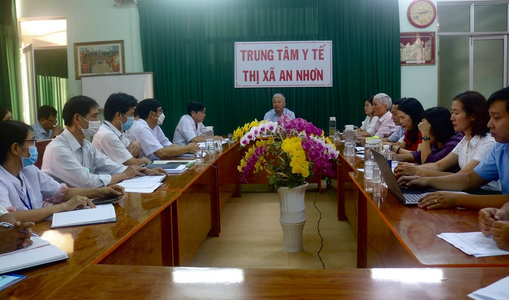 Ông Lê Quang Hùng, Giám đốc Sở Y tế, Trưởng Đoàn kiểm tra công tác cải cách hành chính năm 2022 và các thành viên Đoàn làm việc tại Trung tâm y tế Thị xã An Nhơn . (Thu Hiền).