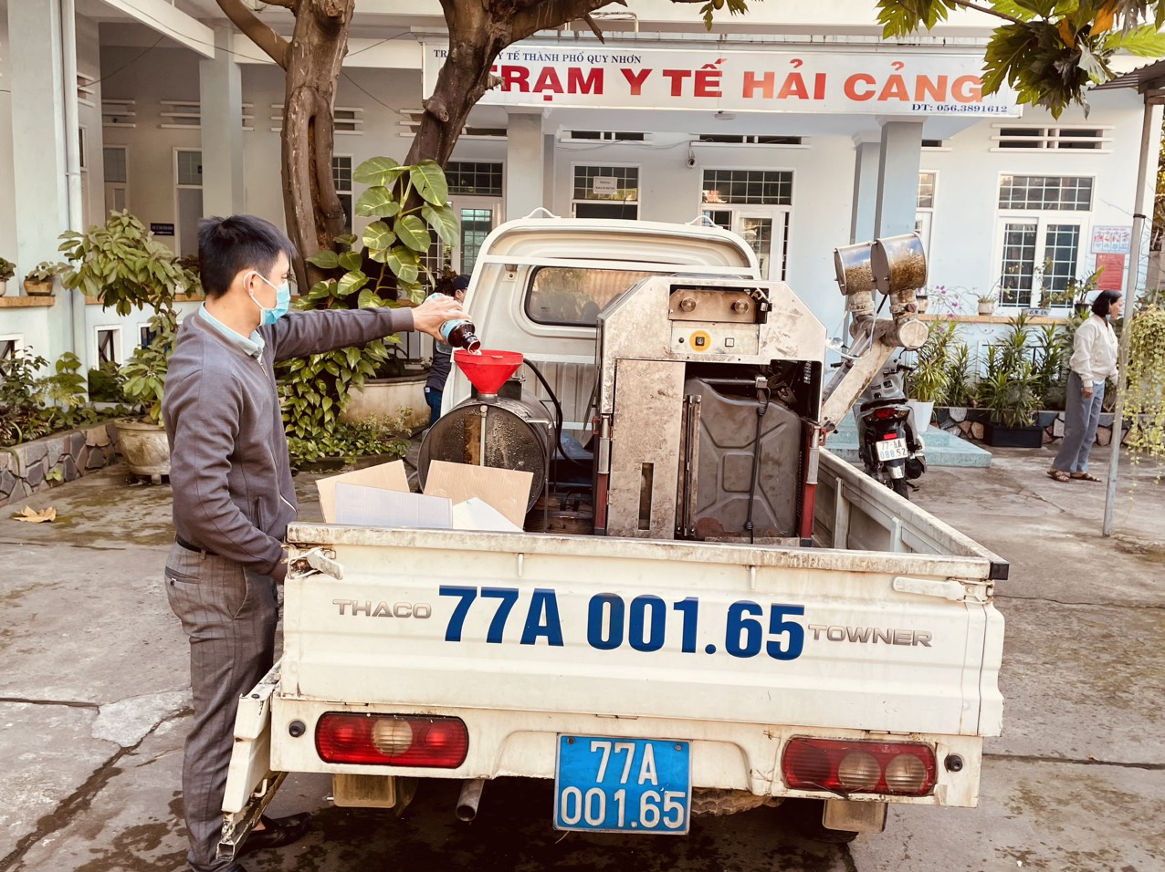 Cán bộ y tế đang pha hóa chất diệt muỗi và chuẩn bị xe phun tại Trạm Y tế phường Hải Cảng, thành phố Quy Nhơn (Ảnh: Nhất Tâm)