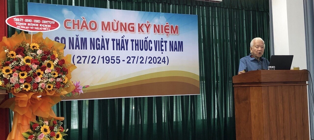 GS.TSKH Phạm Mạnh Hùng - Nguyên Thứ trưởng Bộ Y tế, Nguyên Phó trưởng ban Tuyên giáo Trung ương, Nguyên Chủ tịch Tổng hội Y học Việt Nam trình bày bài nói chuyện tại Sở Y tế (Ảnh: Thu Phương)