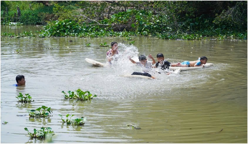 Vẫn còn tình trạng người dân chưa quan tâm phòng chống đuối nước cho trẻ em. Ảnh: Minh họa