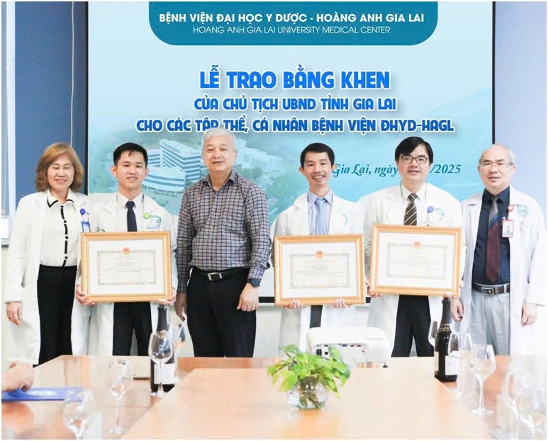 Giám đốc Sở Y tế Gia Lai Lê Quang Hùng trao bằng khen của Chủ tịch UBND tỉnh Gia Lai cho các cá nhân Bệnh viện Đại học Y Dược - Hoàng Anh Gia Lai. Ảnh: ĐVCC