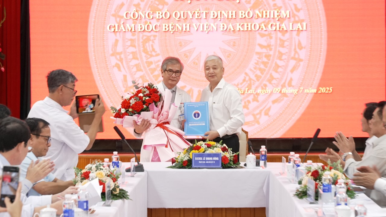 Thừa ủy quyền của Chủ tịch UBND tỉnh, Giám đốc Sở Y tế Lê Quang Hùng (bên phải) trao Quyết định về việc bổ nhiệm ông Nguyễn Đăng Bảo giữ chức vụ Giám đốc Bệnh viện Đa khoa Gia Lai. Ảnh: Hồng Quý