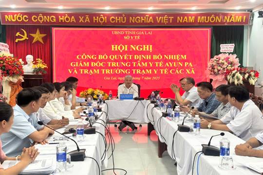 Giám đốc Sở Y tế thăm và làm việc tại Trung tâm Y tế Ayun Pa