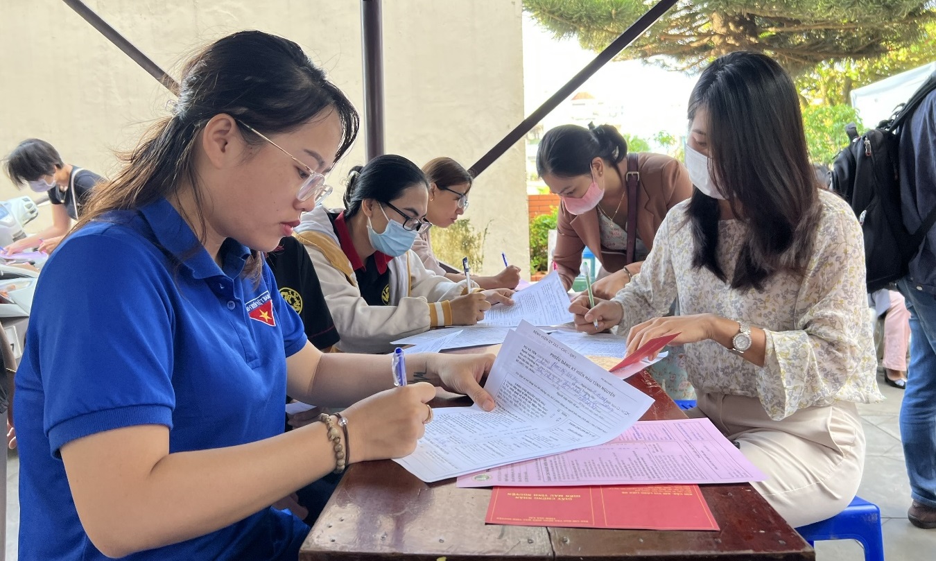 Nhiều cán bộ, nhân viên y tế đăng ký tham gia chương trình hiến máu tình nguyện. (Ảnh: Thu Loan)