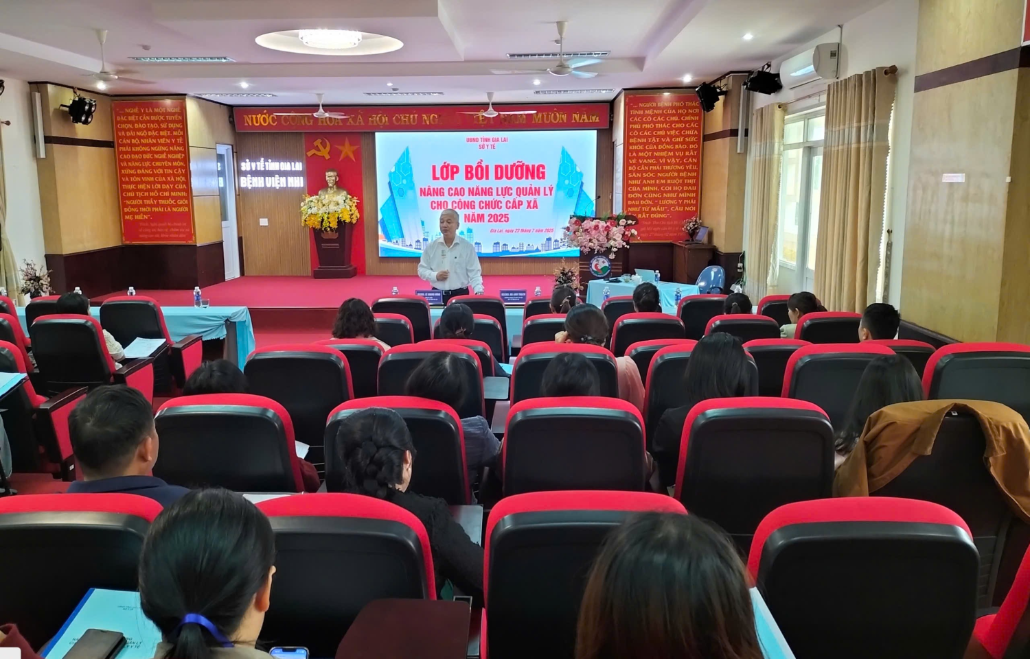 Giám đốc Sở Y tế BS. CKII. Lê Quang Hùng truyền đạt tại lớp bồi dưỡng  (Ảnh: Phương Nga)