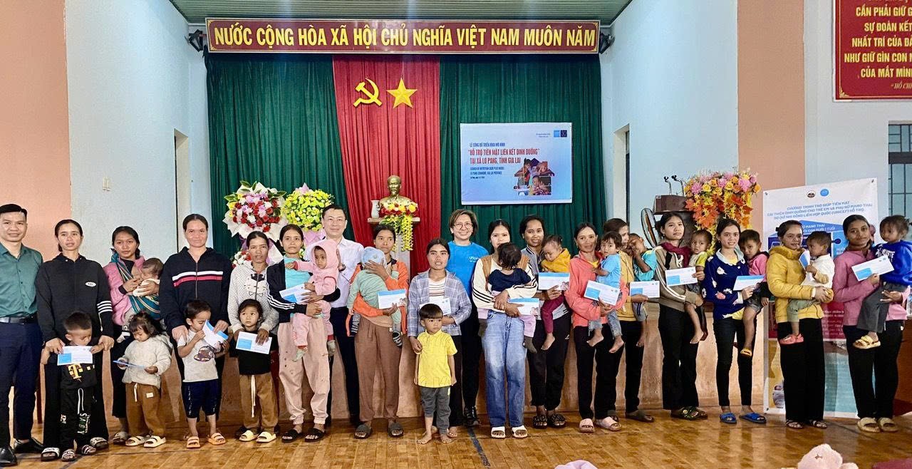 15 hộ gia đình đại diện cho  245 đối tượng thụ hưởng nhận tiền hỗ trợ từ chương trình. Ảnh: Thu Loan