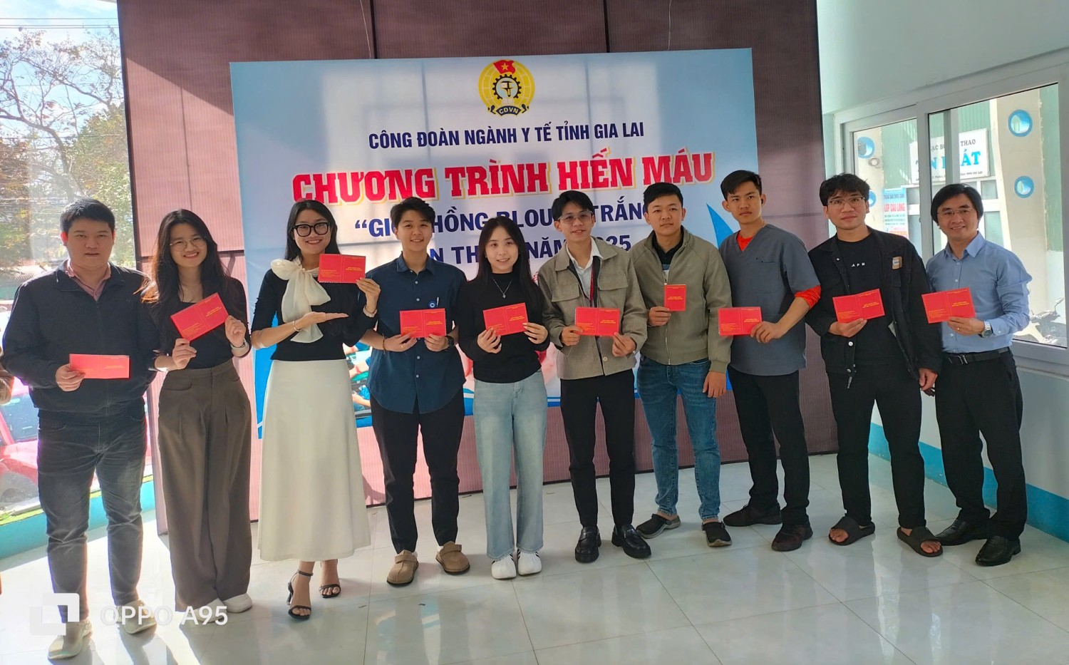 Niềm vui luôn hiện diện trên gương mặt của cán bộ y tế sau mỗi lần hiến máu