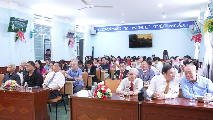 Quang cảnh buổi lễ kỷ niệm 40 năm của bệnh viện YHCT, ảnh: Hồng Quý