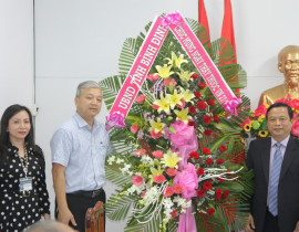 Nguyễn Tuấn Thanh - Phó Chủ tịch UBND tỉnh tặng hoa cho ngành Y tế nhân Ngày thầy thuốc Việt Nam.jpg